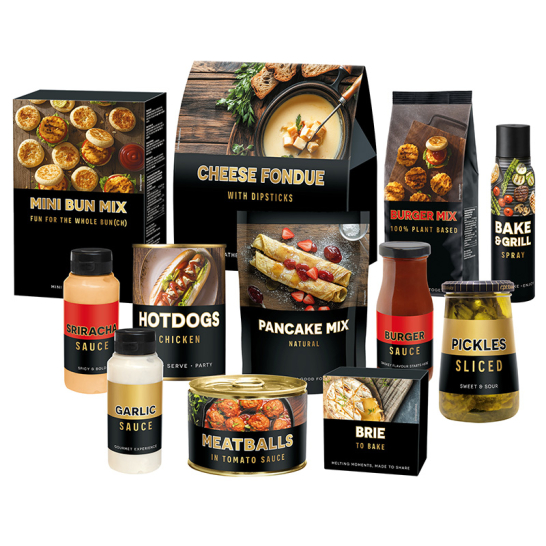 Cooking Around The Table Cooking Around The Table Groepsafbeelding