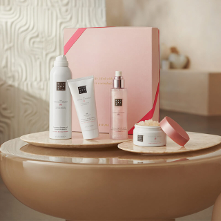 The Ritual of Sakura Medium Gift Set 2026 sfeer